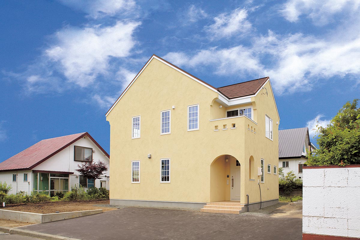 塗り壁に三角屋根の南欧風住宅 北広島市 Iさま | 瀧本ホーム